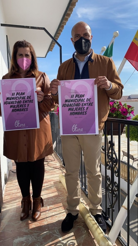 La concejala de Igualdad y el alcalde de Otura presentan el Plan de Igualdad (AYTO. OTURA) La concejala de Igualdad y el alcalde de Otura presentan el Plan de Igualdad (AYTO. OTURA)