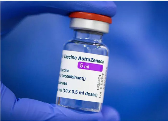 Imagen de archivo de un vial de AstraZeneca (ROBERT MICHAEL l/DPA -ZENTRALBILD /D)