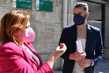 Mari Carmen Pérez y Jesús Fernández en la Delegación de Educación (IU)
