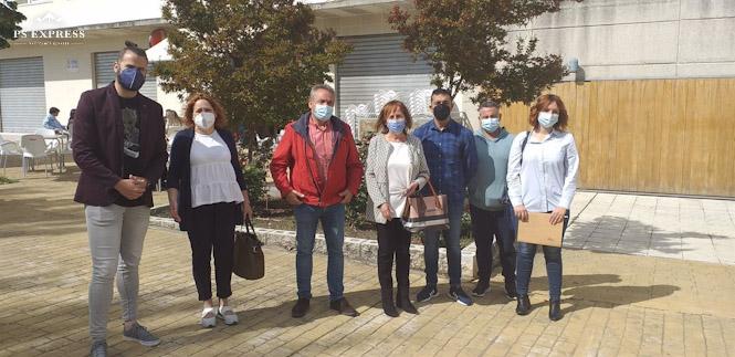 Cargos públicos y de la dirección provincial de IU apoyó a la alcaldesa de Láchar, María Nieves López, en el centro, ante los juzgados de Santa Fe (AYUNTAMIENTO DE LÁCHAR)