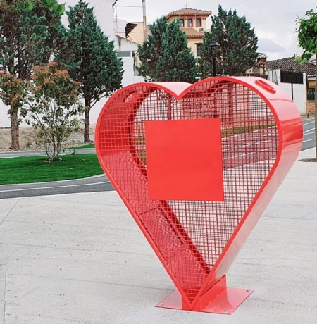 Uno de los `Corazones Solidarios` instalados en Cúllar Vega (AYTO. CÚLLAR VEGA)