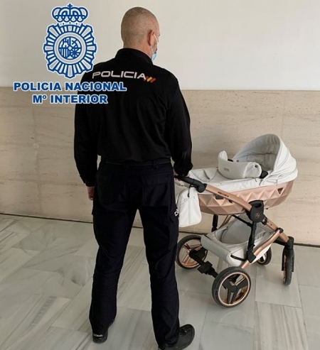 Un policia con el carrito intervenido (POLICIA NACIONAL)