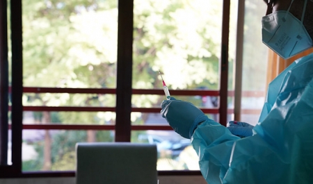 Una enfermera prepara una dosis para administrar la vacuna (JUNTA DE ANDALUCÍA) 