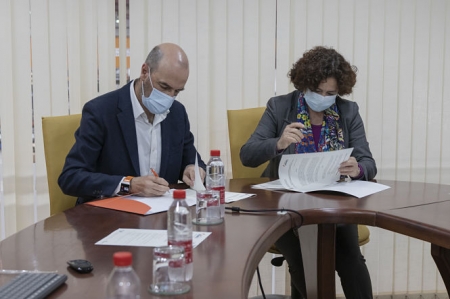 Imagen de la firma del convenio (UGR)