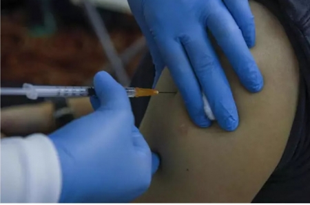 Un sanitario inocua una dosis de la vacuna (MUSTAQIM KHAIRUDDIN /BERNAMA/DPA) 