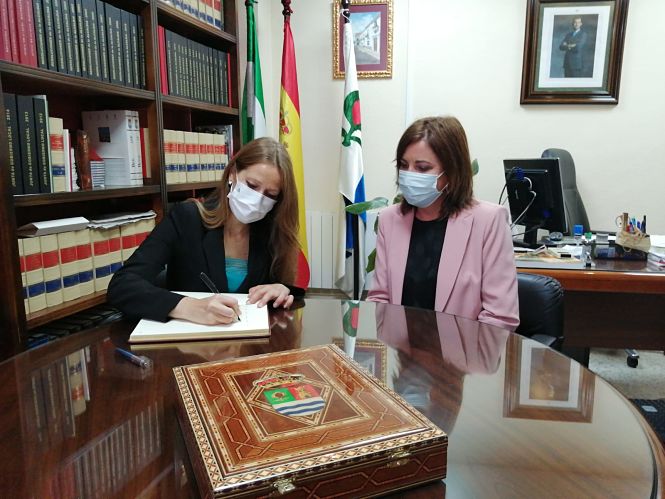 La Delegada de Empleo, Virginia Fernández, firma en el libro de honor del Ayuntamiento de Cájar (JUNTA)