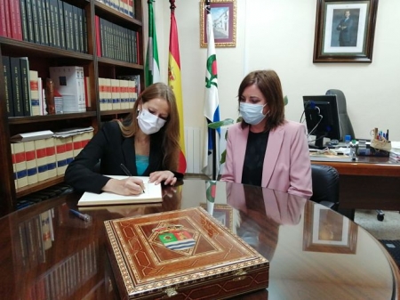 La Delegada de Empleo, Virginia Fernández, firma en el libro de honor del Ayuntamiento de Cájar (JUNTA)