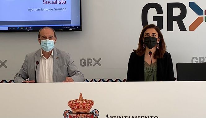 Los concejales del PSOE en el Ayuntamiento de Granada, José María Corpas y Raquel Ruz (PSOE)