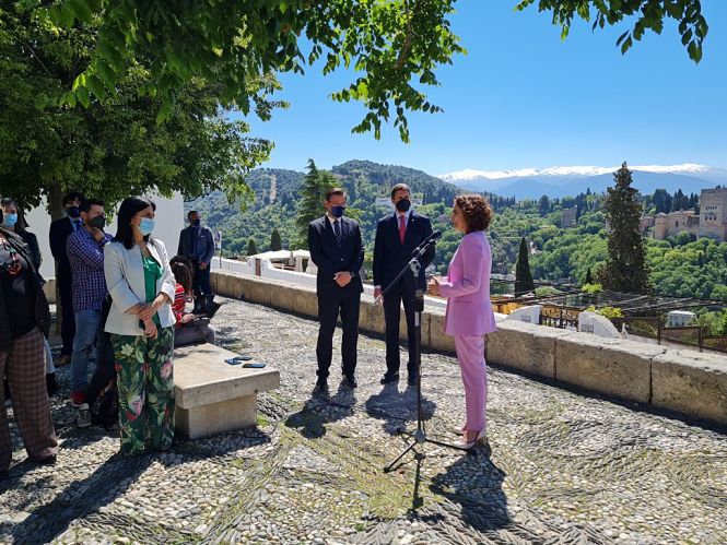 Rueda de prensa de Maria Jesús Montero en el Mirador de San Nicolás (DELEGACIÓN DEL GOBIERNO)
