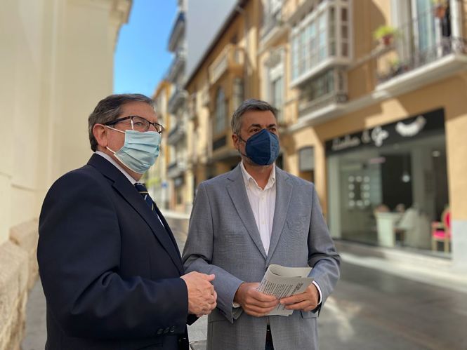 Miguel ´ngel Torrico y Luis González por las calles de Granada (PP)
