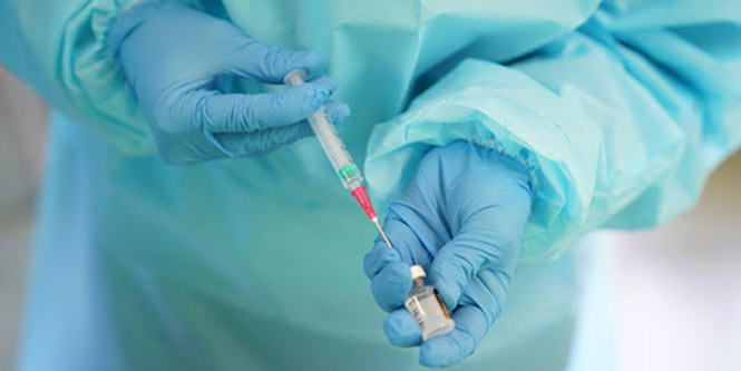 Un sanitario prepara una dosis de la vacuna (JUNTA DE ANDALUCÍA) 