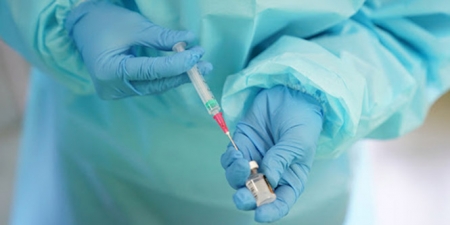 Un sanitario prepara una dosis de la vacuna (JUNTA DE ANDALUCÍA) 