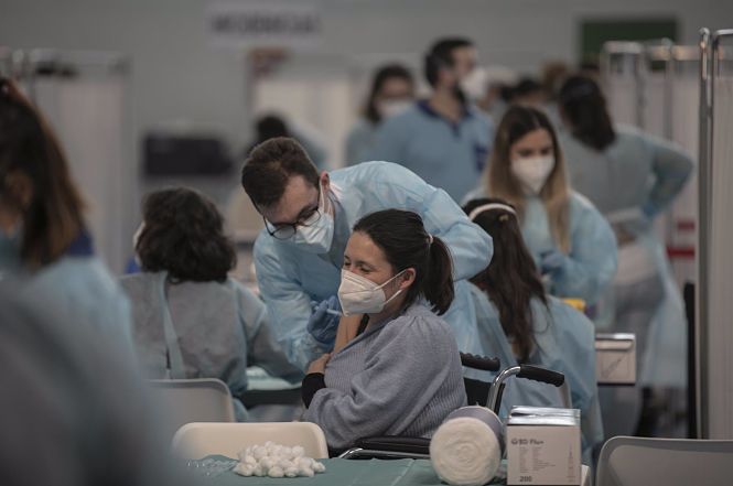 Profesionales de Educación reciben la primera dosis de la vacuna AstraZeneca (MARIA JOSÉ LÓPEZ / EUROPA PRESS)