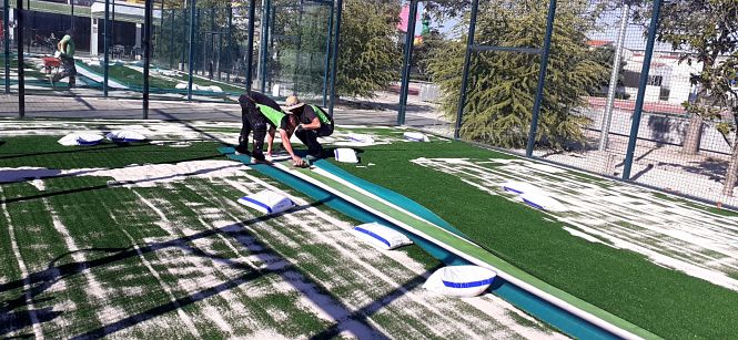 Los operarios colocan el césped artificial en las pistas de pádel de Las PEREGRINAS (AYTO. VEGAS DEL GENIL) 