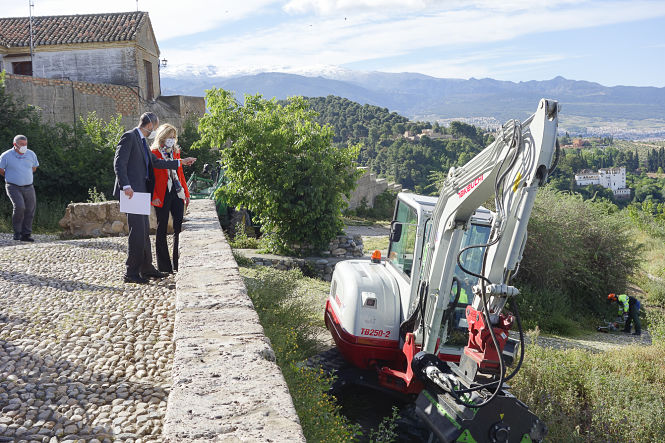 La nueva desbrozadora en tareas de desbroce (JAVIER ALGARRA / AYUNTAMIENTO) 