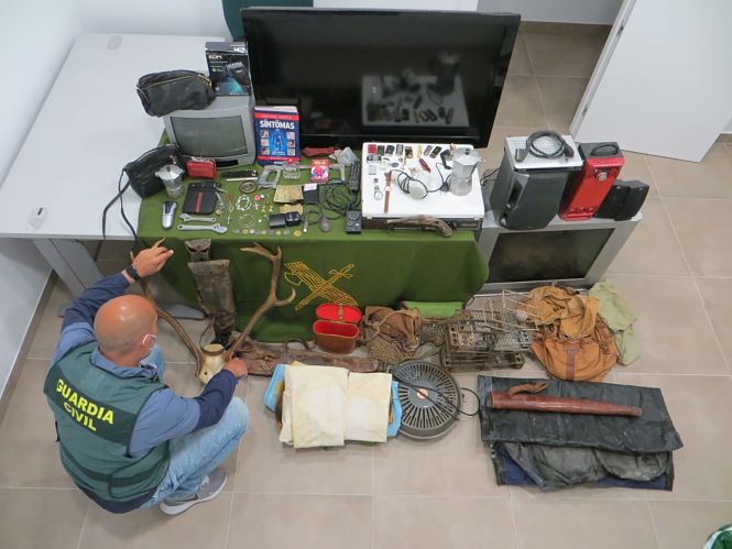 Un agente de la Guardia CIvil con los Objetos recuperados (GUARDIA CIVIL)
