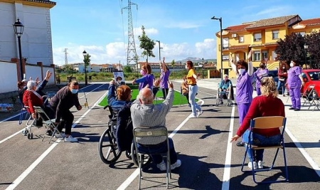 los mayores de Cúllar Vega y sus cuidadores realizan ejercicio al aire libre (AYTO. CÚLLAR VEGA)