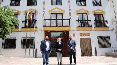 Los tres alcaldes ante el Ayuntamiento de Güejar Sierra (AYTO. GÜEJAR SIERRA)