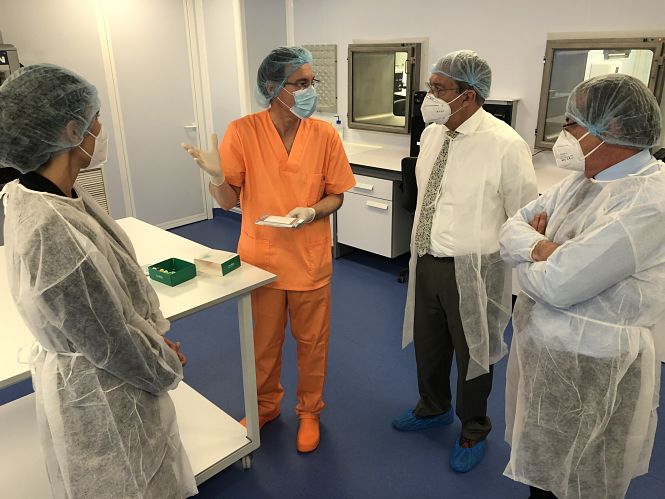 El consejero de Transformación Económica, Industria, Conocimiento y Universidades, Rogelio Velasco, ha visitado Vircell (JUNTA)