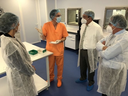 El consejero de Transformación Económica, Industria, Conocimiento y Universidades, Rogelio Velasco, ha visitado Vircell (JUNTA)
