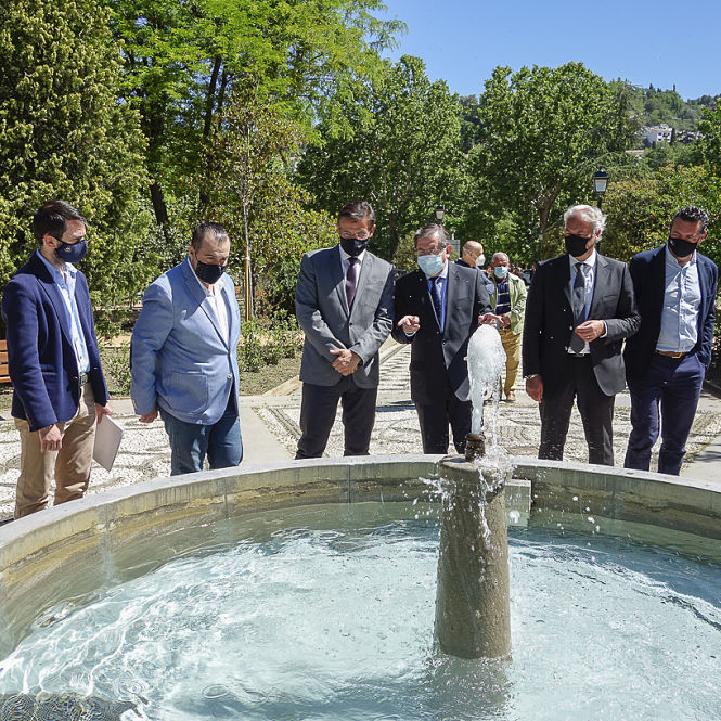 Imagen de la visita a la Plaza López de Burgos (JAVIER ALGARRA / AYUNTAMIENTO) 