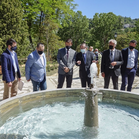 Imagen de la visita a la Plaza López de Burgos (JAVIER ALGARRA / AYUNTAMIENTO) 