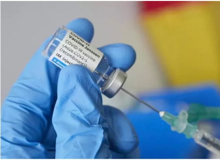 Una profesional sanitaria sostiene un vial con la vacuna de Janssen contra el Covid-19 (EDUARDO SANZ / EUROPA PRESS) 