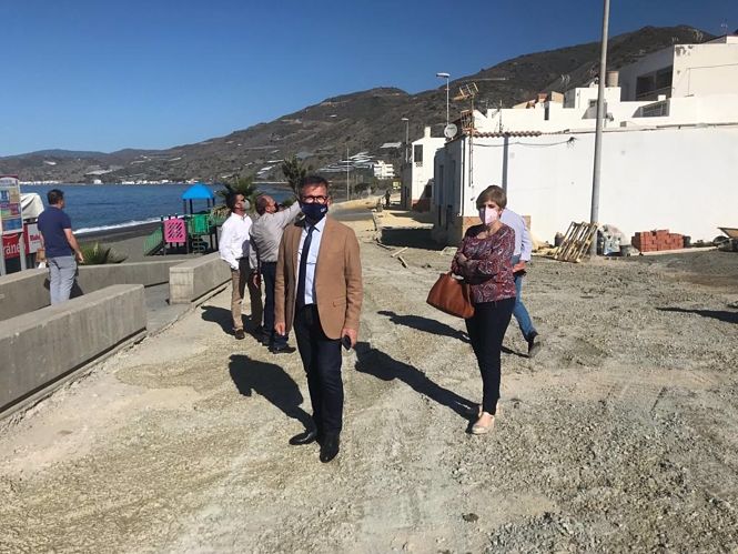 El delegado de Turismo de la Junta en Granada, Gustavo Rodríguez, visita Sorvilán con motivo de los trabajos de arreglos de playas (JUNTA DE ANDALUCÍA)