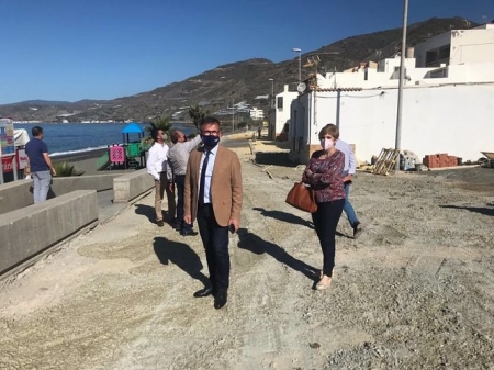 El delegado de Turismo de la Junta en Granada, Gustavo Rodríguez, visita Sorvilán con motivo de los trabajos de arreglos de playas (JUNTA DE ANDALUCÍA)