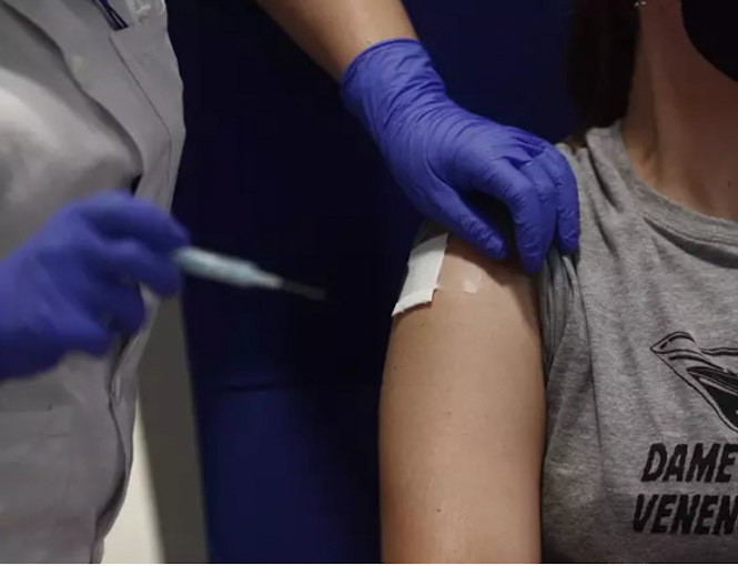 Una mujer recibe la primera dosis de la vacuna de AstraZeneca (EDUARDO PARRA / EUROPA PRESS) 