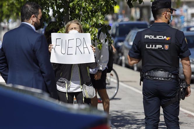 Un grupo de personas increpa al Presidente del Gobierno, Pedro Sanchez, durante su visita a los laboratorios farmacéuticos del Grupo Rovi (ÁLEX CÁMARA / EUROPA PRESS)