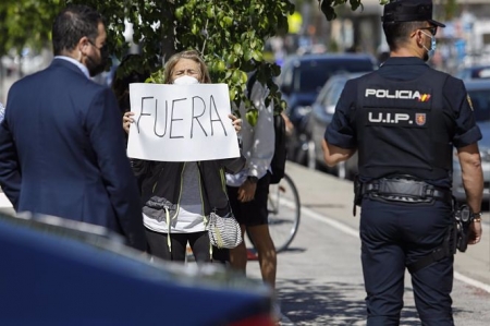 Un grupo de personas increpa al Presidente del Gobierno, Pedro Sanchez, durante su visita a los laboratorios farmacéuticos del Grupo Rovi (ÁLEX CÁMARA / EUROPA PRESS)