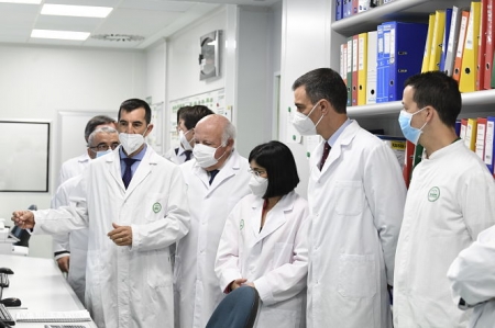 Imagen de la visita de Pedro Sánchez a Laboratorios Rovi (POOL MONCLOA / FERNANDO CALVO)