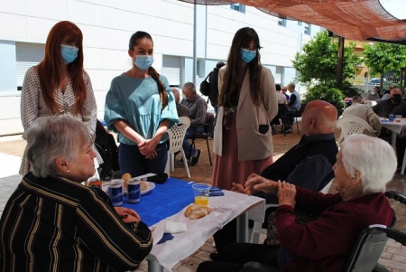 Visita de las Concejalas a la Residencia `Santiago Carrillo` (AYTO. MARACENA) Visita de las Concejalas a la Residencia `Santiago Carrillo` (AYTO. MARACENA)