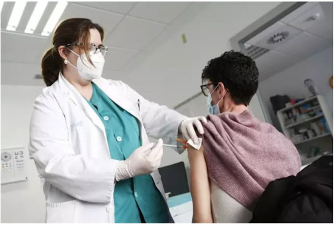 Un sanitario suministra una vacuna (GOBIERNO DE ARAGÓN) 