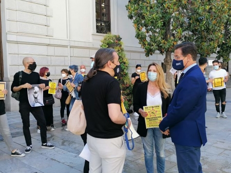 Concha Insúa y Luis Salvador durante la concentración (CIUDADANOS) 