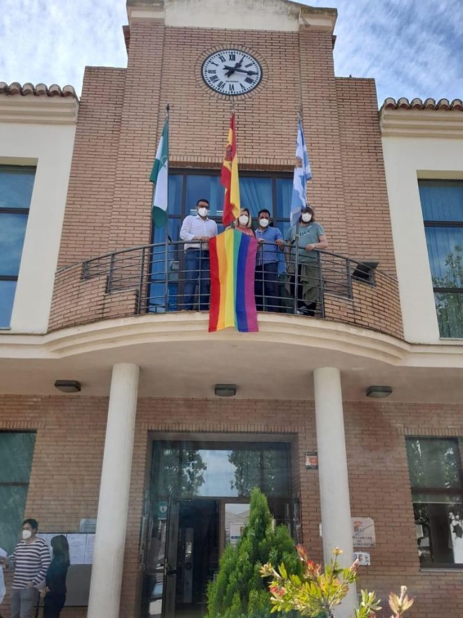 las autoridades locales y los miembros de la Federación Arcoiris, durante el acto (AYTO. VEGAS DEL GENIL) 