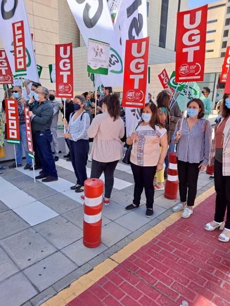 Imagen de la concentración en el Hospital Clínico San Cecilio (UGT)