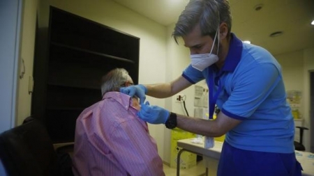 Una persona recibe la vacuna en un centro de salud (JUNTA DE ANDALUCÍA) 