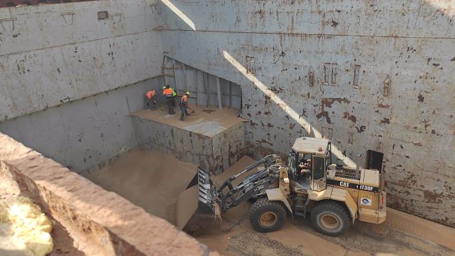 Bodega del buque donde ha llegado el trigo (PUERTO DE MOTRIL)