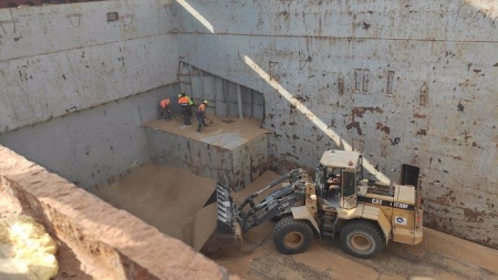 Bodega del buque donde ha llegado el trigo (PUERTO DE MOTRIL) Bodega del buque donde ha llegado el trigo (PUERTO DE MOTRIL)