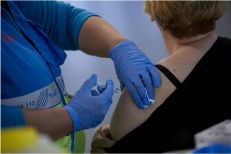 Un sanitario inocula una, dosis de la vacuna (JESÚS HELLÍN - EUROPA PRESS) 