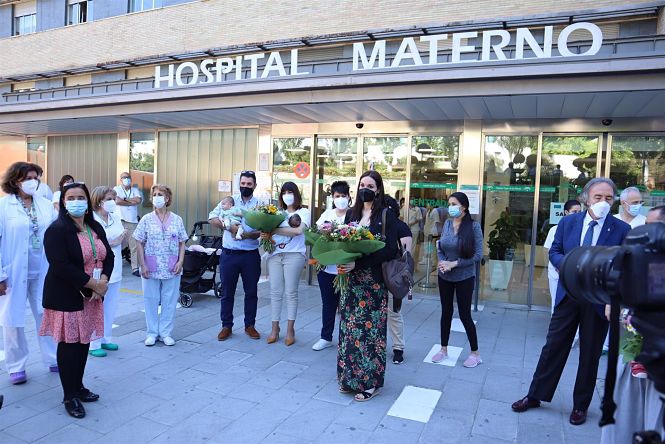 Madres donantes y receptoras reciben un ramo de flores (JUNTA DE ANDALUCÍA) 