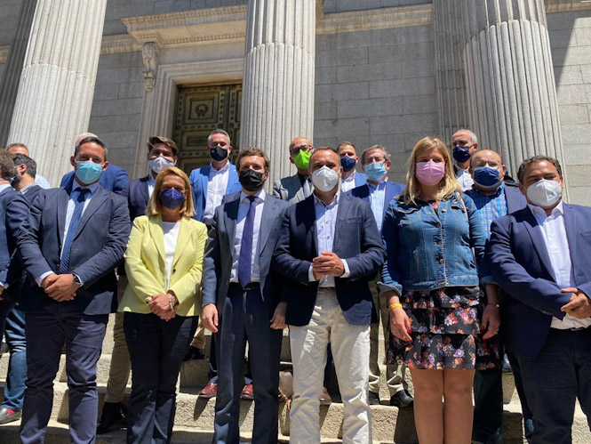 Alcaldes del PP junto a Pablo Casado en el Congreso de los Diputados (PP)