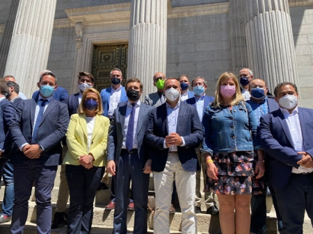 Alcaldes del PP junto a Pablo Casado en el Congreso de los Diputados (PP)