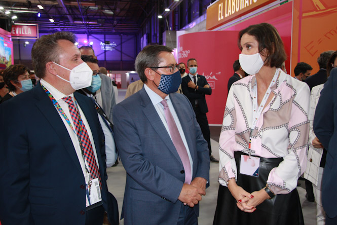 La ministra de turismo ha visitado el stand de la provincia (DIPUTACIÓN) 