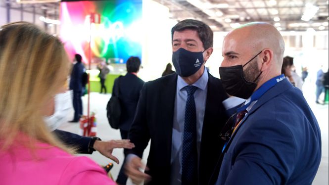 El Consejero de Turismo, Juan Marin con la delegación de Almuñécar (AYTO. ALMUÑÉCAR)