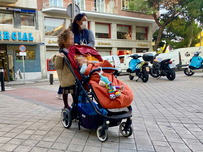 Imagen de recurso de una familia paseando (SUBDELEGACIÓN)
