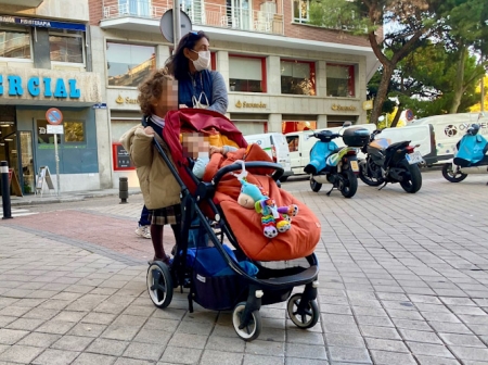 Imagen de recurso de una familia paseando (SUBDELEGACIÓN)