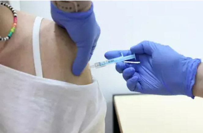 Una mujer recibe la vacuna contra el covid-19 (MARTA FERNÁNDEZ JARA - EUROPA PRESS) 